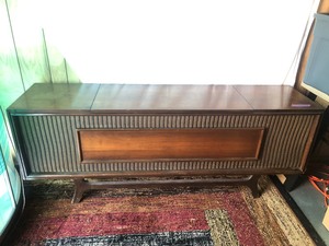 lot 141 image: Great Looking Mid Century 1960s Turntable Stereo Cabinet by GE & William Tell Woodcrafters