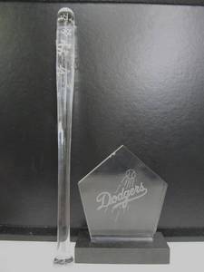 lot 139 image: Signed STEUBEN Glass Los Angeles Dodger Baseball Bat & Home Plate