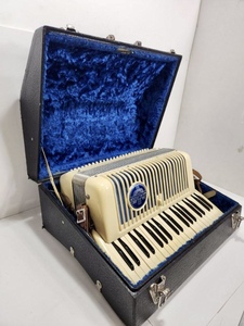lot 3 image: Nice Vintage WURLITZER Accordion wCase