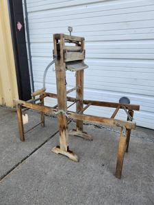 lot 257 image: Primitive Antique LOVELL Wringer Washer