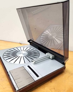 lot 263 image: Working BANG & OLUFSEN Beogram 4002 Turntable