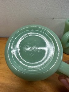 lot 260 image: Lot of 5 Vintage FIRE KING Jadeite Mugs
