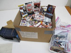 lot 198 image: Large NICE Estate Lot of Assorted Hockey Cards