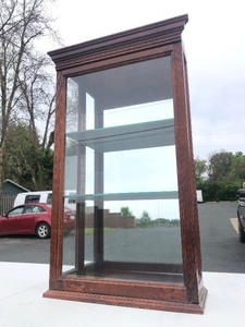lot 353 image: Signed HOWARD MILLER Small Mirrored Curio Display Cabinet