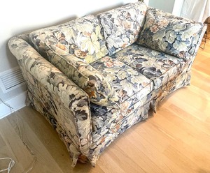 lot 51 image: Fine Floral Loveseat Sofa