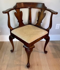 lot 11 image: Vintage Mahogany Traditional Style Accent Corner Chair