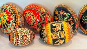 lot 160 image: (8) Ukrainian Eggs  (8) Ukrainian Pysanky Eggs