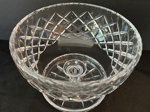 lot 106 image: Crystal Footed Dish
