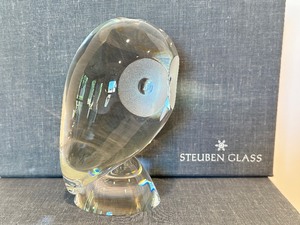 lot 110 image: Steuben Crystal Owl Figurine