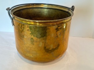 lot 80 image: Vintage Hammered Brass Planter with Handle