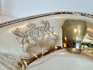 lot 82 image: Vintage English Silver Plate Platter with Hallmark Crest