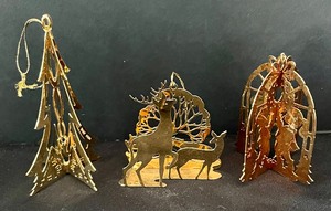lot 256 image: The Danbury Mint Gold Christmas Ornament Collection