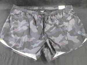 lot 82 image: (G-1) Old Navy Active Dark Camo Pri...