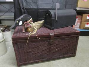 lot 215 image: (EC1) Wicker Storage Chest 32 x 16...