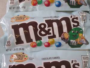 lot 318 image: (B-1) 12 Bags Crunchy Cookie M&Ms ...
