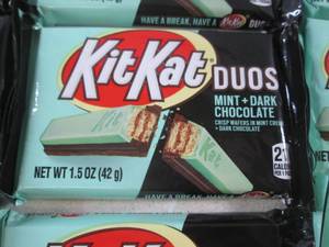 lot 319 image: (B-1) 12 Kit Kat Duos Mint  Chocol...