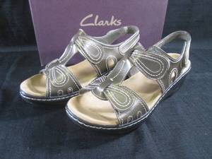 lot 16 image: (BS) Clarks Womens Shoes Size 9W -...