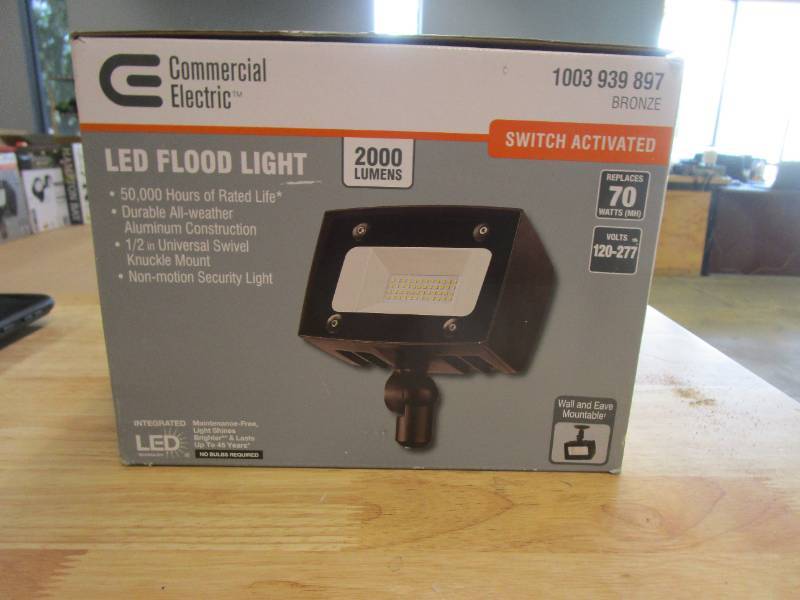 Commercial Electric Architectural 150 Watt Equivalent Integrated