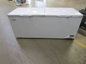 lot 17 image: Koolmore 24 cu. ft. Manual Defrost Commercial Chest Freezer in White (RUNS, COOLS DOWN, ELECTRONIC PANEL IS LOOSE, MISSING CONTROL KNOB, CORNER DAMAGED)