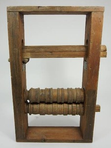 lot 34 image: Vintage Clothes Wringer