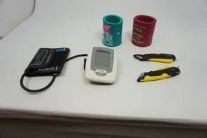 lot 124 image: Blood Pressure Kit, 2 Easy Cut 2000, 2 Can Coolers