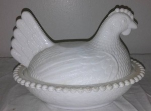 lot 31 image: Vintage Indiana Glass Hen on A Nest.