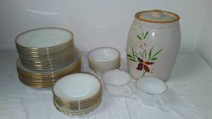 lot 58 image: Vintage Anchor Hocking Fire King and Crock.