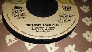 lot 314 image: Collectible Vintage 45s Vinyl Records