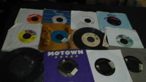 lot 318 image: Collectible Vintage 45s Vinyl Records