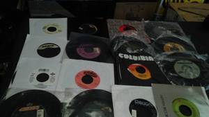 lot 320 image: Collectible Vintage 45s Vinyl Records
