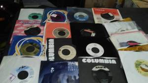 lot 321 image: Collectible Vintage 45s Vinyl Records