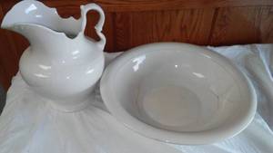 lot 346 image: Vintage Water Basin and Pitcher.