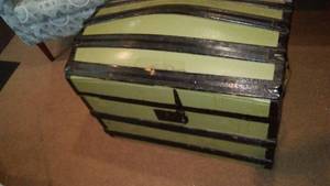 lot 353 image: Vintage Hump Top Trunk. No Odor