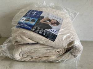 lot 132 image: SEALY Washable Electric Beige Flannel and Ivory Sherpa King Size Heated Blanket with 10 Heating Levels & 1-12 Hours Auto Shut Off