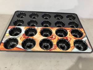 lot 194 image: Wilton Perfect Results Premium Non-Stick Mega 20-Cavity Mini Fluted Tube Pan