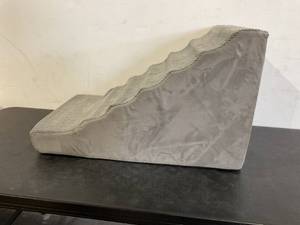 lot 285 image: Grey Non-Slip Foam Extra Wide Dog 6-Step Wave Stairs