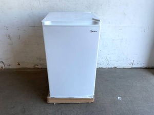 lot 15 image: Midea 3.0 cu ft White Upright Freezer