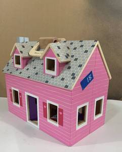 lot 18 image: Wood Play houde Melissa & Doug