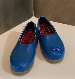 lot 24 image: Midwest Blue  Rubber Sz 8 Shoes