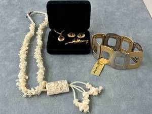 lot 42 image: Goldtone Jewelry Set earrings, pin