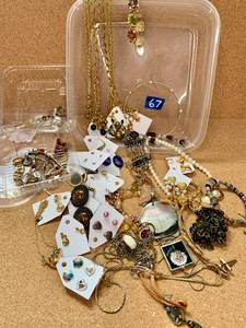 lot 67 image: Mix Costume Jewelry MIX