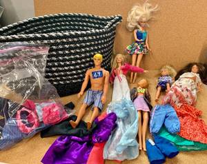 lot 69 image: Bag of Barbie dolls & Clothes