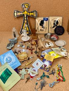 lot 71 image: Mix Religious items, medals, crosses