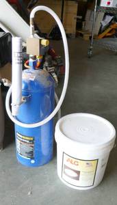 lot 17 image: 15 lb portable soda blaster and pail of material