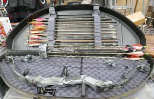 lot 138 image: Jennings Sonic XL Compound Bow with a bunch of arrows in case