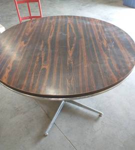 lot 145 image: Round lunch table - 42 inch diameter