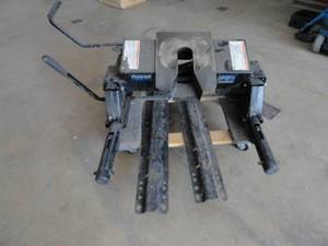 lot 24 image: 16K Reese 5th Wheel Hitch Slider With Rails