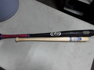 2-St Paul Saints Collector Bats1-Has Autograph