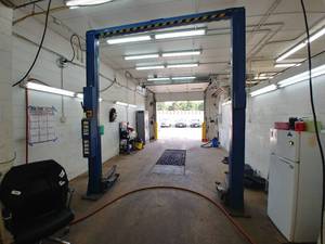 lot 4 image: Nussbaum 2-Post Automotive Lift