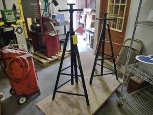 lot 17 image: Torin Big Red Under Hoist Stabilize...